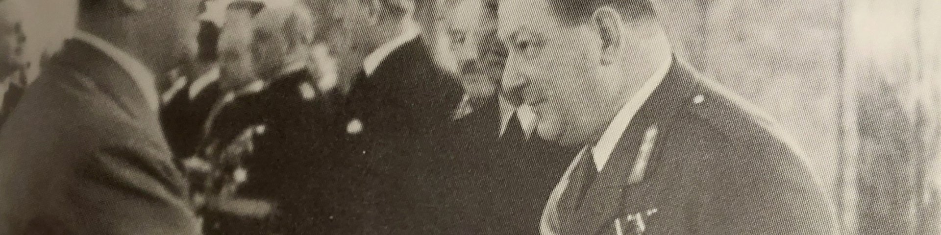 “Kindralstaabi ülem kindral Nikolai Reek Adolf Hitleri juubelil 20. aprillil 1939, mida tähistati Saksamaal riikliku pühana.“ Allikas: Wikiedia Commons