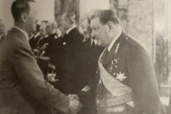 “Kindralstaabi ülem kindral Nikolai Reek Adolf Hitleri juubelil 20. aprillil 1939, mida tähistati Saksamaal riikliku pühana.“ Allikas: Wikiedia Commons